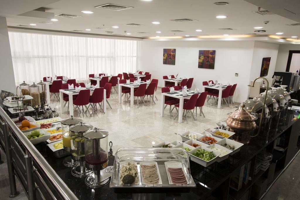 The Town Hotel Doha Bagian luar foto